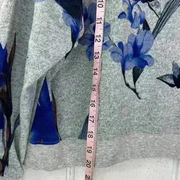 Zyia Active Gray and Blue Women's Cropped Floral Sweater/Sweatshirt Size Medium - Picture 7 of 7